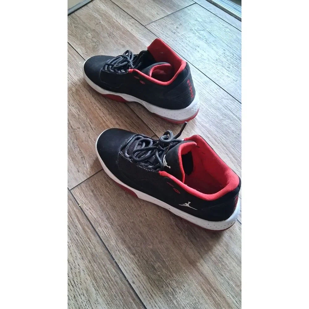 Jordan Max Aura 2 GS Black Gym Red White Sneakers Size 7Y CN8094-016